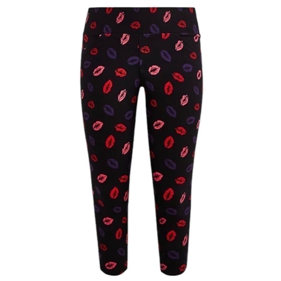 Torrid Black Slim Fit Lips Print Pixie Pants - Picture 3 of 10
